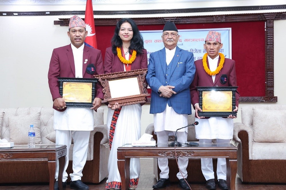 पलेसालाई प्रधानमन्त्री ओलीबाट नगद ६५ लाख पुरस्कार प्रदान