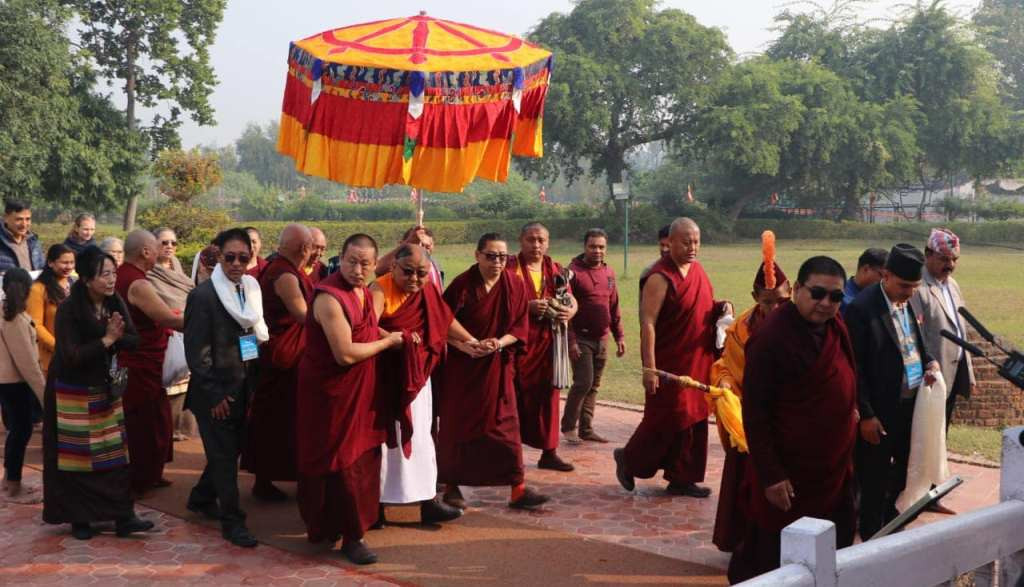लुम्बिनीमा विश्वशान्तिकाे कामना गर्दै दीप प्रज्जवलन तथा पुजा