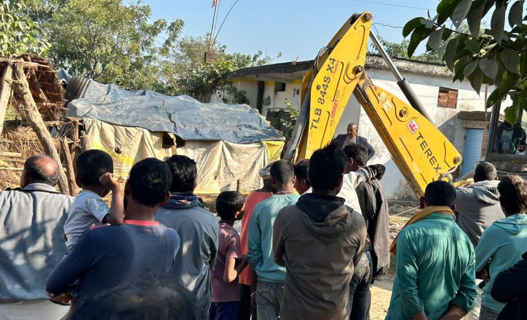 रोहिणीमा चल्यो डोजर, घरटहरा भत्काइए