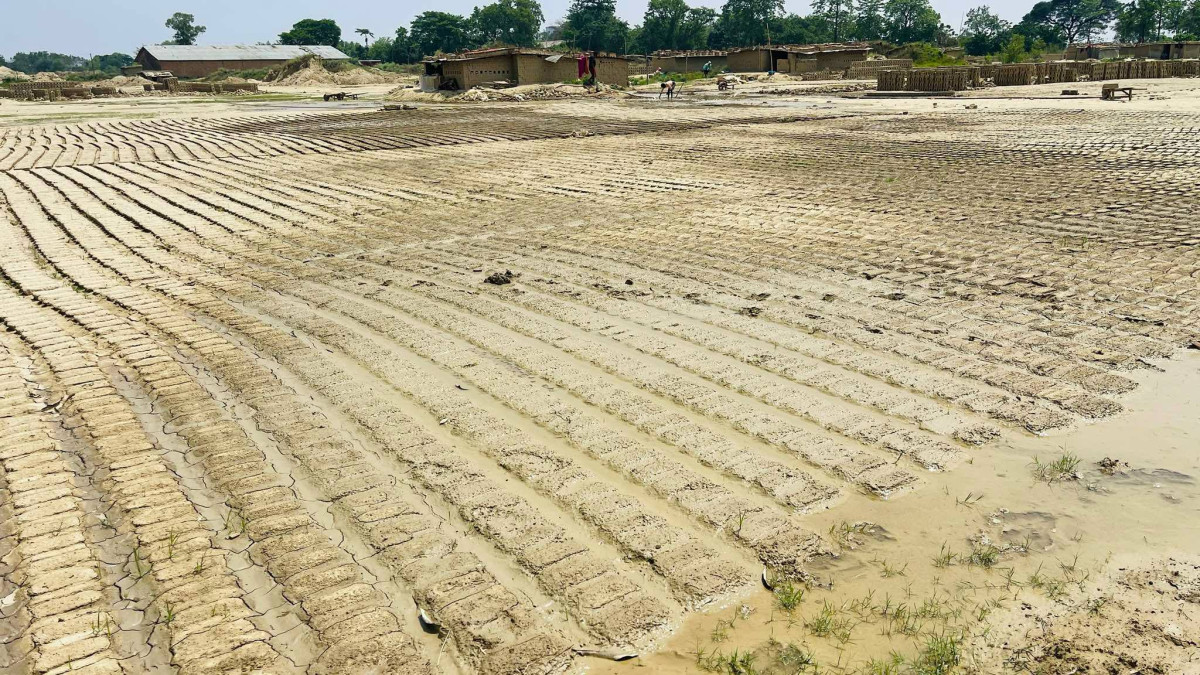 बर्षाले रुपन्देहीमा ७ करोड रुपैया बरावरको काँचो ईंटा नष्ट , काँचो इँटाको बीमाको व्यवस्था गर्न सरकार संग उधोगीको माग