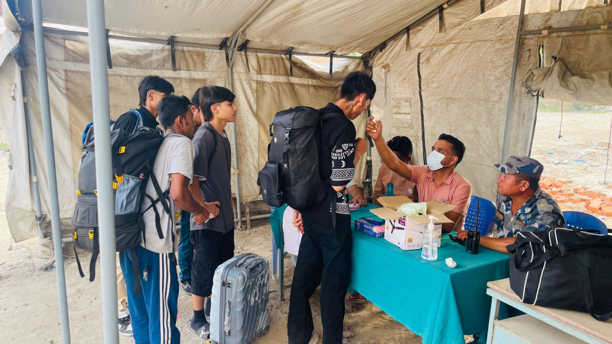 भारतमा कोरोना बढे संगै सिमा नाका बेलहियामा सर्तकता अपनाउन सुरु , केही दिनमा परिक्षण समेत हुने