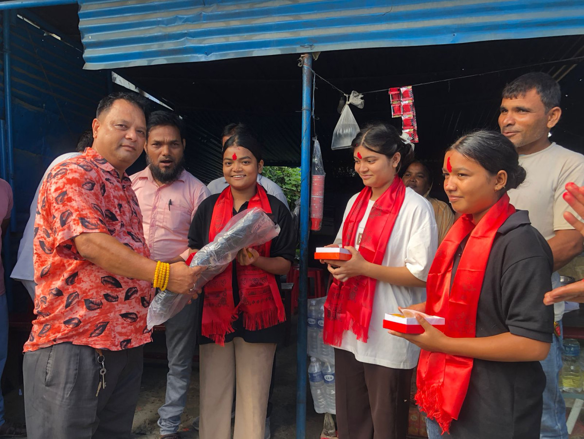 सि.न.पा ६ का सदस्य अनिल कुमार के.सी. द्वारा एसईई मा उत्तीर्ण विद्यार्थीहरुलाई सम्मान