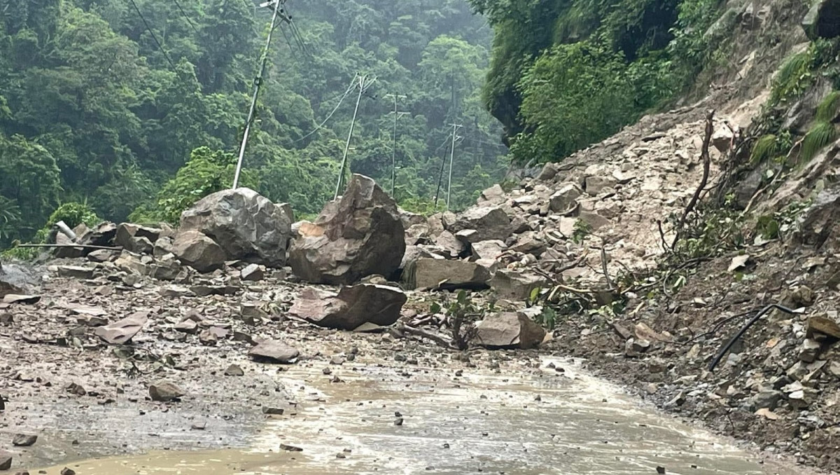 सिद्धार्थ राजमार्गको बुटवल–पाल्पा सडक खण्ड अवरुद्ध, पहिरो हटाउन वर्षाले अवरोध