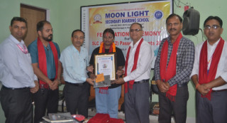 आइएसओ प्रमाणित मूनलाइट आवसिय मा.वि. द्वारा नगरमै उत्कृष्ठ नतिजा ल्यउने विद्यार्थीलाई सम्मान