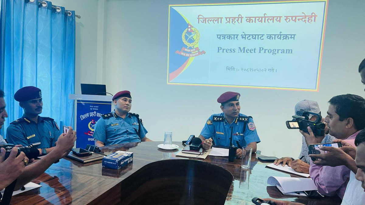 हजारौ थान नक्कली शैक्षिक प्रमाणपत्रहरुसहित एक भारतीय युवक पक्राउ