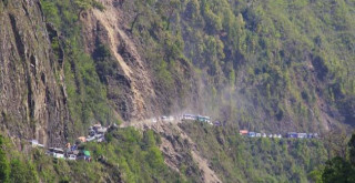 नारायणगढ-मुग्लिन सडकमा दुई दिनदेखि यात्रुहरु अलपत्र